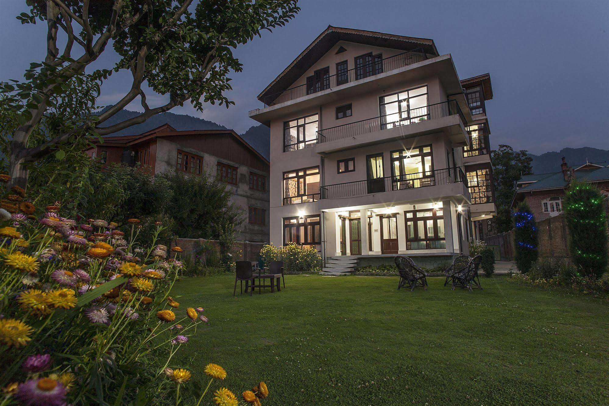 Sheesha Residency Hotel Srinagar  Bagian luar foto