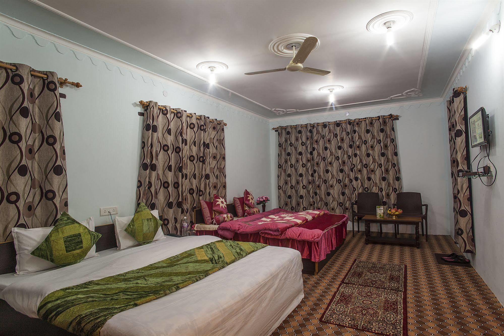 Sheesha Residency Hotel Srinagar  Bagian luar foto
